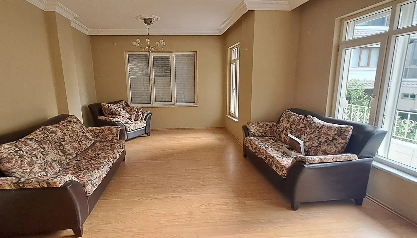 Odanın köşesinden dengeli geniş açıyla çekilmiş salon